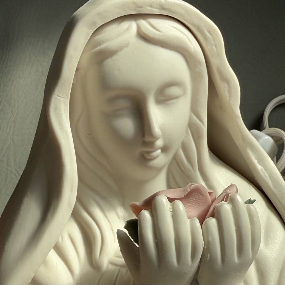 Vintage Mary / Madonna Elegant Figurine - Lighted Night Light / Lamp - Picture 12 of 17
